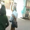Otobüsten indirilen kadın terlikle kapıya vurdu