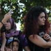 Baba 'can', kadınlar 'canlı yayın' derdinde Baba 'can', kadınlar 'canlı yayın' derdinde