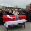 Öğrencisi tarafndan öldürülen öğretmeni son yolculuğuna 25 bin kişi uğurladı Öğrencisi tarafndan öldürülen öğretmeni son yolculuğuna 25 bin kişi uğurladı