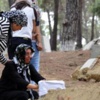Öldürdüğü kızının mezarında ağlamış
