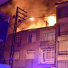 Apartmanın çatısı alev alev yandı