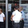 Silahlı ve maskeli 4 kişinin yaklaşık 300 bin lira değerinde dolar ve ziynet eşyası çaldığı belirlendi Silahlı ve maskeli 4 kişinin yaklaşık 300 bin lira değerinde dolar ve ziynet eşyası çaldığı belirlendi