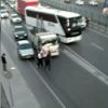 Trafikte yol verme kavgası! Tartıştığı adama sopa ... Trafikte yol verme kavgası! Tartıştığı adama sopa ...