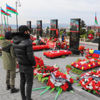 Azerbaycanlılar, Nevruz Bayramı'nda şehitliklere akın etti Azerbaycanlılar, Nevruz Bayramı'nda şehitliklere akın etti