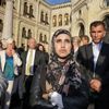 Başörtülü Müslüman kız hedef oldu!