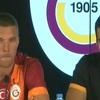 Lukas Podolski imzayı atıyor