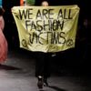 Paris Moda Haftası'nda protesto: 'Hepimiz Moda Kurbanıyız' Paris Moda Haftası'nda protesto: 'Hepimiz Moda Kurbanıyız'