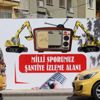 Vatandaşlar inşaat çalışmalarını televizyon şeklinde pencereden izliyor Vatandaşlar inşaat çalışmalarını televizyon şeklinde pencereden izliyor