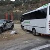 Çanakkale midibüs ile çarpışan cipteki 3 kişi yaralandı Çanakkale midibüs ile çarpışan cipteki 3 kişi yaralandı