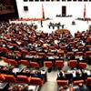Eylemlere katılan çocuğunu dövdü Eylemlere katılan çocuğunu dövdü