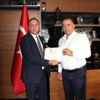 Vergi rekortmeni iş adamına teşekkür plaketi Vergi rekortmeni iş adamına teşekkür plaketi