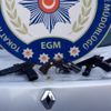 Otomobilde 5 tabancayla yakalanan 2 kişi tutuklandı Otomobilde 5 tabancayla yakalanan 2 kişi tutuklandı