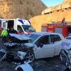 Minibüs ile otomobil çarpıştı: 12 yaralı