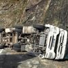 Artvin de kamyon devrildi, kömür çuvalları yola saçıldı Artvin de kamyon devrildi, kömür çuvalları yola saçıldı