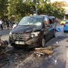 Beşiktaş ta takla atan otomobilin motoru yola fırladı Beşiktaş ta takla atan otomobilin motoru yola fırladı