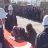 Şehit eşi, cenazeye sarılarak eşinin fotoğrafını öptü Şehit eşi, cenazeye sarılarak eşinin fotoğrafını öptü