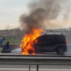 Yanan araca oksijen tüpüyle müdahale edince... - İZLE Yanan araca oksijen tüpüyle müdahale edince... - İZLE