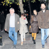 Misafirlerini gezdiriyor
