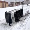Buzlanan yolda kayan işçi servisi devrildi