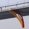 Köprüdeki Galatasaray bayrağı ipleri kesilerek denize atıldı