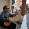 Faruk dededen balkonda bağlamalı müzik ziyafeti