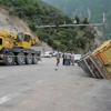 Yol çökünce park halindeki kamyon devrildi