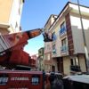 Kağıthane'de hareketli dakikalar! Eşini bıçaklayan koca, polis ikna etmeye çalışırken balkondan atladı