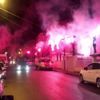Taraftarlardan balkonda kutlama Taraftarlardan balkonda kutlama