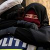 Peçeli eylemciye sarılan polise soruşturma Peçeli eylemciye sarılan polise soruşturma