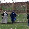 Askere taş atan çocukları, kadınlar taşla engelledi Askere taş atan çocukları, kadınlar taşla engelledi