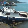 Balıkçı teknesi kayalıklara çarptı