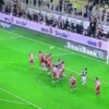 Emre Belözoğlu'nun vuruşu direkte patladı Emre Belözoğlu'nun vuruşu direkte patladı