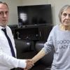 Yaşlı kadın otobüste unuttuğu servetini teslim aldı Yaşlı kadın otobüste unuttuğu servetini teslim aldı