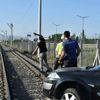 Raylarda takılı kalan otomobil panik yarattı Raylarda takılı kalan otomobil panik yarattı