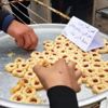 Kasım Süleymani nin ölümünü tatlı dağıtarak kutladılar Kasım Süleymani nin ölümünü tatlı dağıtarak kutladılar