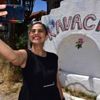 Tuval olan köy duvarları önünde hatıra fotoğrafı çektiriyorlar Tuval olan köy duvarları önünde hatıra fotoğrafı çektiriyorlar