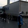 Son Dakika! İstanbul'da metrobüs yoluna giren tır nedeniyle E-5'te trafik durdu