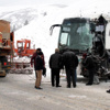 Erzincan'da yolcu otobüsü ile iş makinesi çarpıştı: 23 yaralı