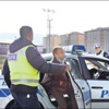 Uyuşturucuyu ruhsatın içinde polise verdi Uyuşturucuyu ruhsatın içinde polise verdi