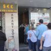 Döviz bürolarında dolar bozdurma kuyruğu Döviz bürolarında dolar bozdurma kuyruğu