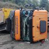 Toprak yüklü kamyon yan yattı Toprak yüklü kamyon yan yattı