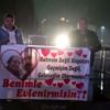 Manisa yağmur altında sürpriz evlilik teklifi Manisa yağmur altında sürpriz evlilik teklifi