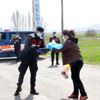 Karantinadaki mahallede kadınlardan jandarmaya pasta ...