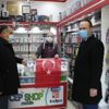 İYİ Partililer esnafa bayrak dağıttı İYİ Partililer esnafa bayrak dağıttı