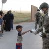 Mehmetçik Suriye'de yol güvenliğini sağladığı halkın bayramını kutladı Mehmetçik Suriye'de yol güvenliğini sağladığı halkın bayramını kutladı