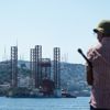 Dev petrol platformu "GSP Saturn" İstanbul Boğazı'nda ilerliyor