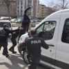 Öldürülen kadının yakını, sanıkları taşıyan cezaevi aracına uçtu Öldürülen kadının yakını, sanıkları taşıyan cezaevi aracına uçtu