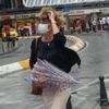 Taksim’de vatandaşlar yağmura hazırlıksız yakalandı Taksim’de vatandaşlar yağmura hazırlıksız yakalandı