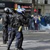 Sarı yeleklilerin eylemlerinde polis şiddetinin bilançosu ağır Sarı yeleklilerin eylemlerinde polis şiddetinin bilançosu ağır