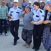 Şehit cenazesinde çıplak ayaklı abla Şehit cenazesinde çıplak ayaklı abla